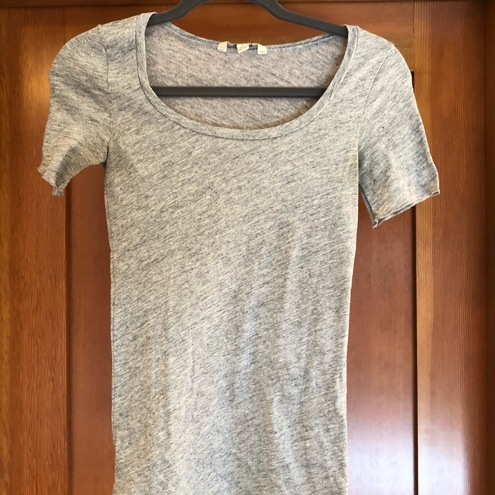 Scoop neck grey t-shirt
